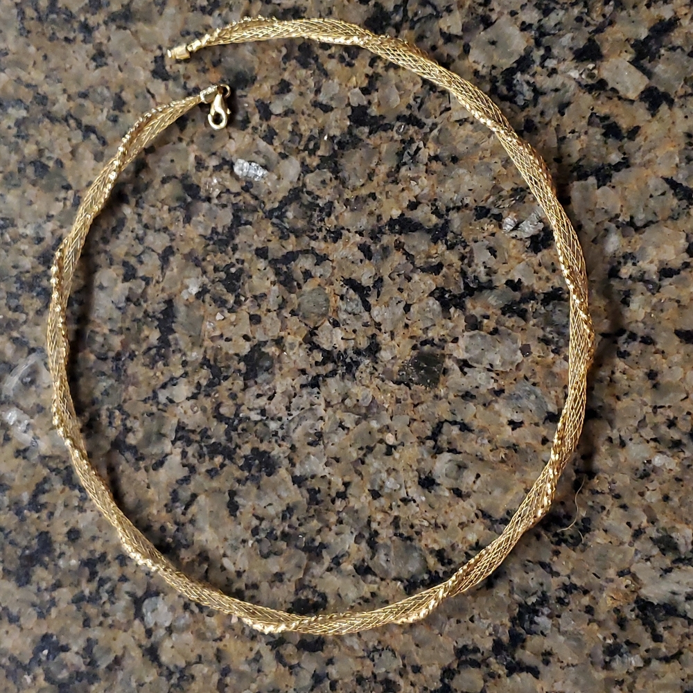14k gold twisted mesh chain necklace. 17 1/2 inches